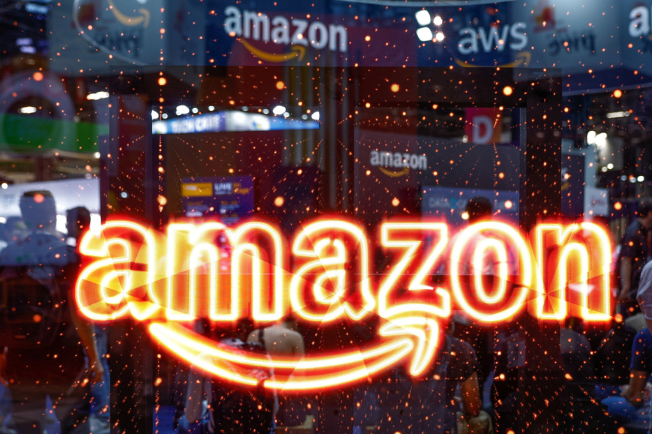 　アマゾン・ドット・コムは２日、データセンターで炭素除去材を試験的に導入する計画を発表した。写真はアマゾンのロゴ。昨年６月、フランス・パリで撮影（２０２４年　ロイター／Gonzalo Fuentes）