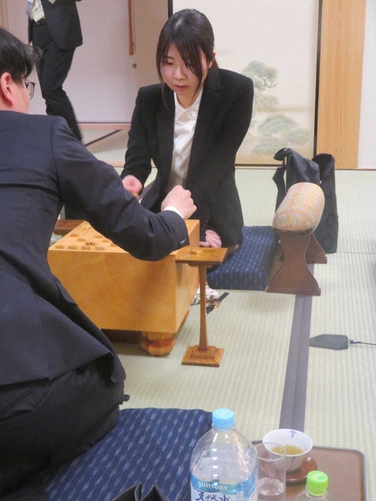 棋士編入試験第4局で宮嶋健太四段（手前）に勝利し、2勝2敗として女性初の棋士へ王手をかけた西山朋佳女流3冠