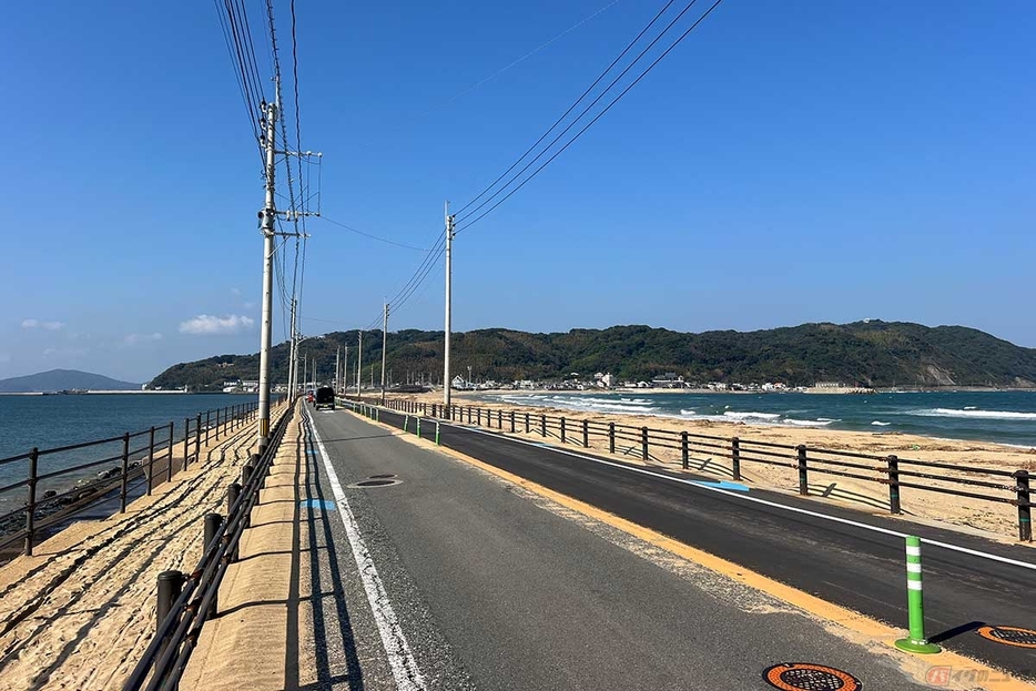 「海の中道」で「志賀島」に至る最後の1kmが、最も砂州の幅が狭まる区間です。左手の博多湾は穏やかな一方で、右手の玄界灘には波が押し寄せます