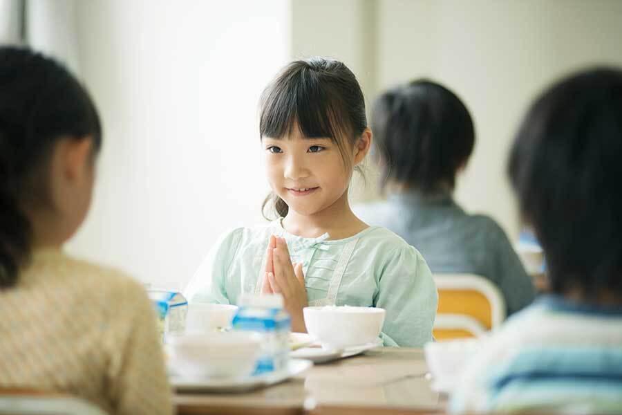 子どもにとって給食は楽しい時間（写真はイメージ）【写真：PIXTA】