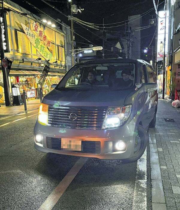 摘発された客引きを乗せた捜査車両（11月26日夜、京都市東山区で）＝画像の一部を修整しています