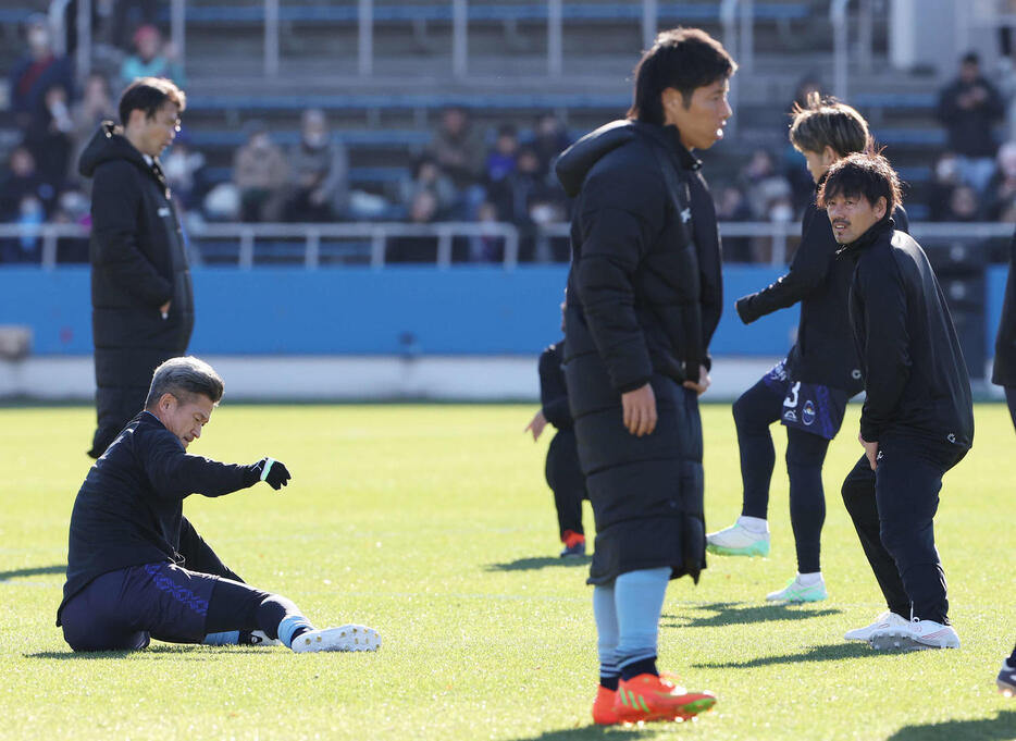 松井大輔引退試合　MATSUI FRIENDS対JAPAN DREAMS　試合前、ウオーミングアップする三浦知良（左）と松井大輔（撮影・宮地輝）