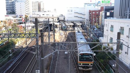 川越駅を出るJR川越線・八高線八王子行き（筆者撮影）