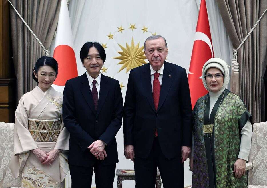 トルコ・アンカラの大統領府で、エルドアン大統領夫妻と面会される秋篠宮ご夫妻＝4日午後（大統領府提供）