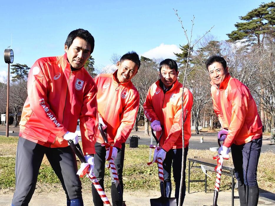 ソメイヨシノを記念植樹する（左から）大岩、戸本、田中、北島の4選手