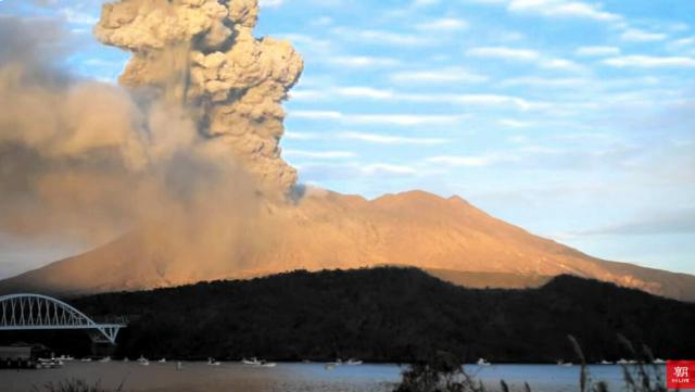 噴煙をあげる桜島=2024年12月23日、鹿児島県垂水市の朝日新聞ライブカメラから