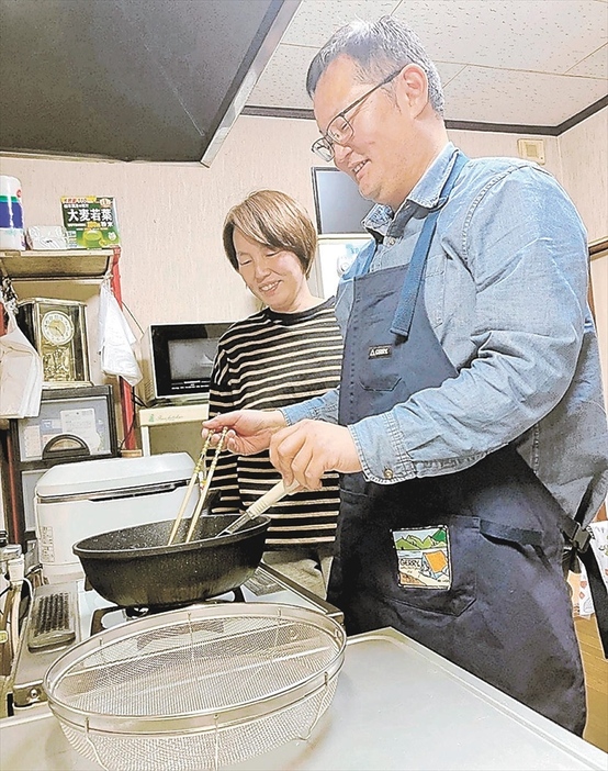 自宅で試作を重ねる丈さん（手前）と妹の登志子さん