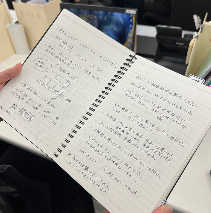 社内の研修などで学んだことは、こうしてノートに書き留める。