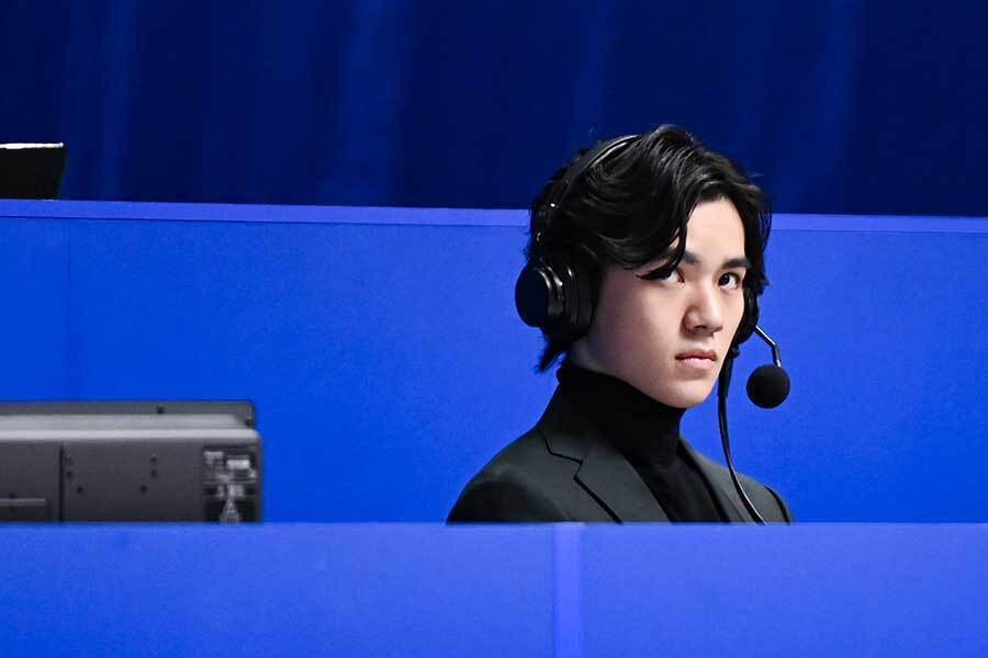 リンク外から選手の演技を見守っていた宇野昌磨さん【写真：中戸川知世】