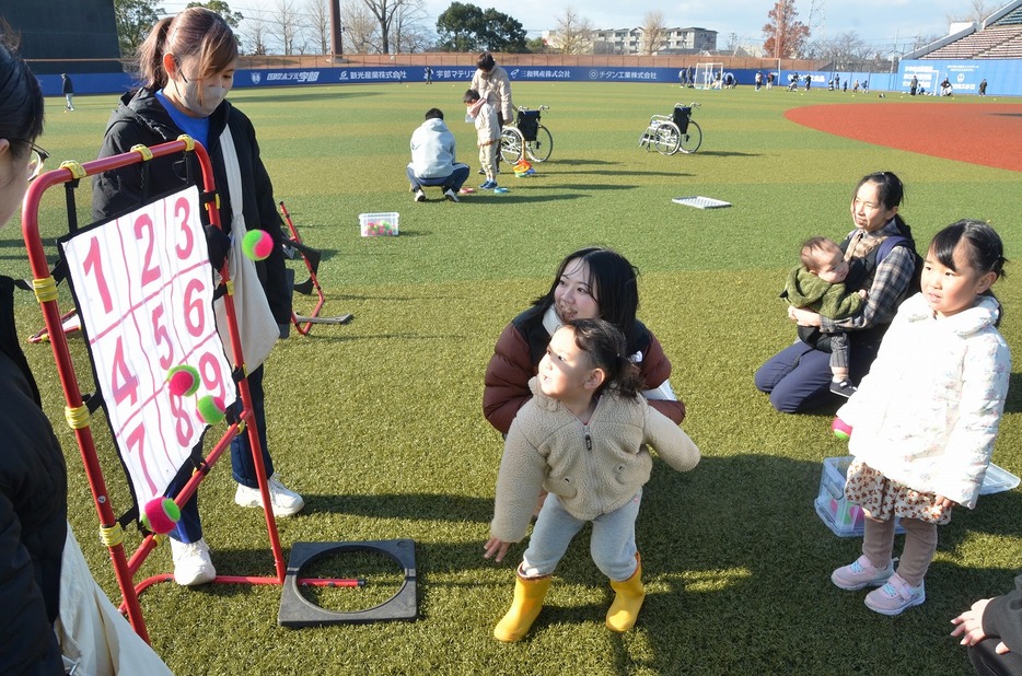 ストラックアウトを楽しむ子どもたち（ユーピーアールスタジアムで）