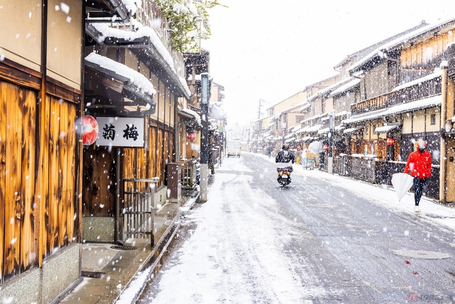 雪が降っている日にバイクで走行することには、危険が伴うことも事実