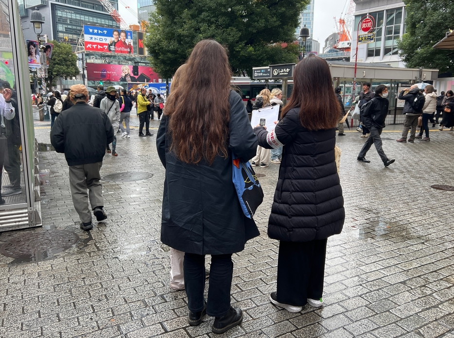 フランス人女性2人は「言葉の壁が問題」と訴えた（筆者提供）