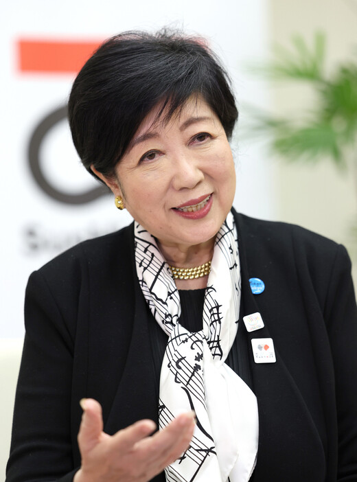 東京都の小池百合子知事は２７日、時事通信のインタビューに応じ、「今ここで子育てにしっかり対応しなければ、もう戻れない」と少子化への危機感を強調。都独自の子育て支援を「優先事項として行う」と語った＝都庁