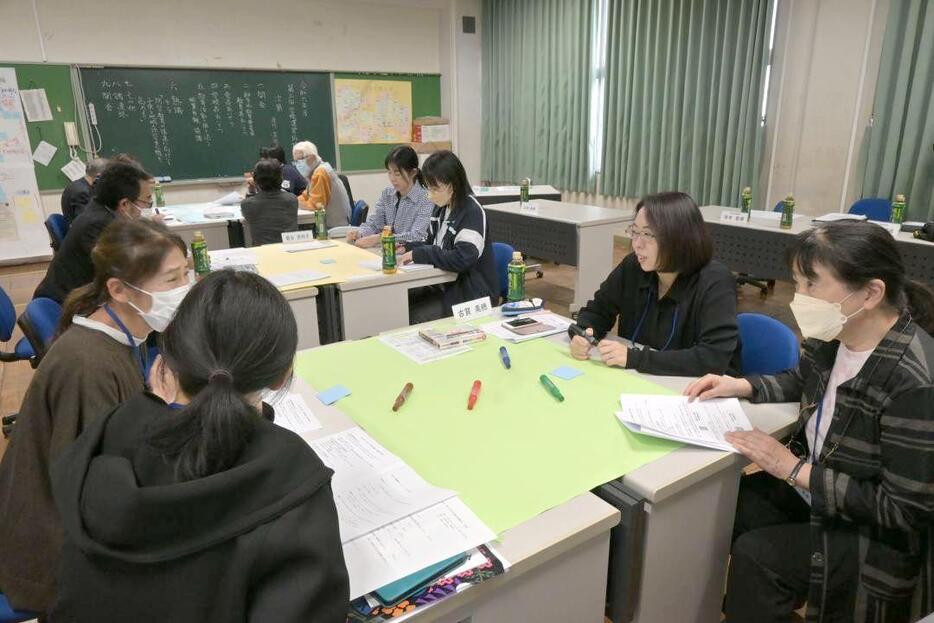 防災をテーマに「熟議」で意見を出し合う久賀小学校の学校運営協議会=取手市萱場