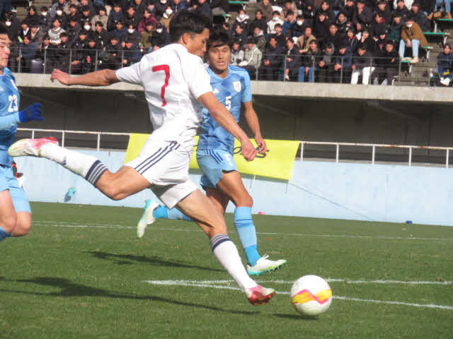 全日本大学サッカー選手権決勝でゴールに迫る東洋大MF増田鈴太郎