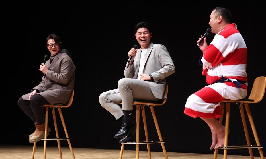 札幌市内でトークショーする左から日本ハム山崎、清宮幸、お笑いタレントのとにかく明るい安村（撮影・黒川智章）