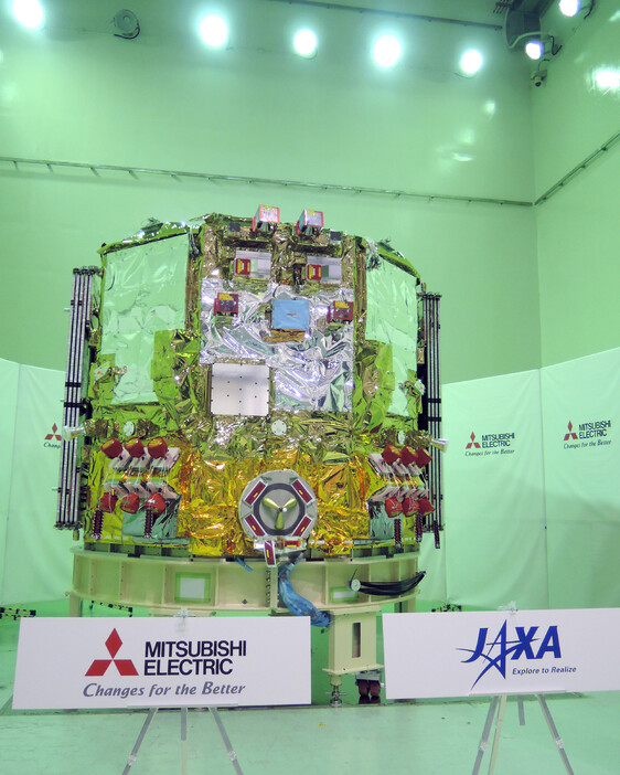 公開された新型宇宙ステーション補給機「ＨＴＶ―Ｘ」１号機のサービスモジュール＝１０日午後、神奈川県鎌倉市の三菱電機鎌倉製作所