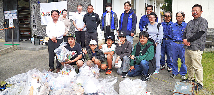 亀津市街地のごみ拾いに力を合わせた参加者たち＝徳之島町亀津