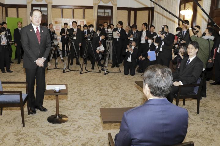 バスタの実現に向け、中村時広知事（手前）に協力を求める野志克仁松山市長（左）と清水一郎県バス協会会長（右）＝18日午後、県庁