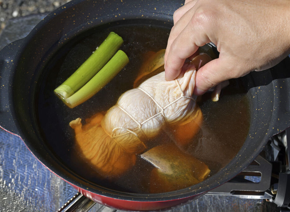 たこ糸で縛った鶏肉を煮出した紅茶チャイなどの調味液に浸し、じっくりと味を染み込ませる