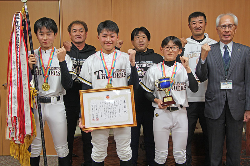 秋季東日本中学生軟式野球大会で優勝し、髙橋教育長（右）に報告したC．B．P．ゴールデンサンダースのメンバーら