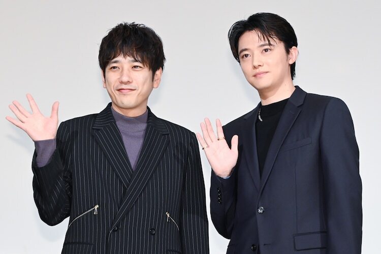 手を振る二宮和也（左）、櫻井海音（右）。