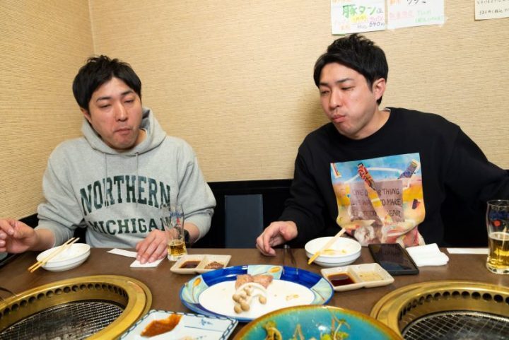 「お肉美味しい！」と声を揃えてもぐもぐ食べているダイタク（撮影／田中智久）