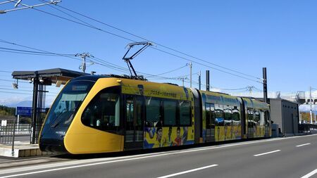 芳賀・宇都宮LRT「ライトライン」の車両（記者撮影）