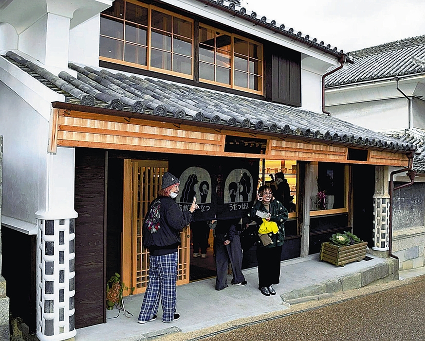 うだつの町並みにオープンした「美馬市うだつ未来館」（徳島県美馬市で）