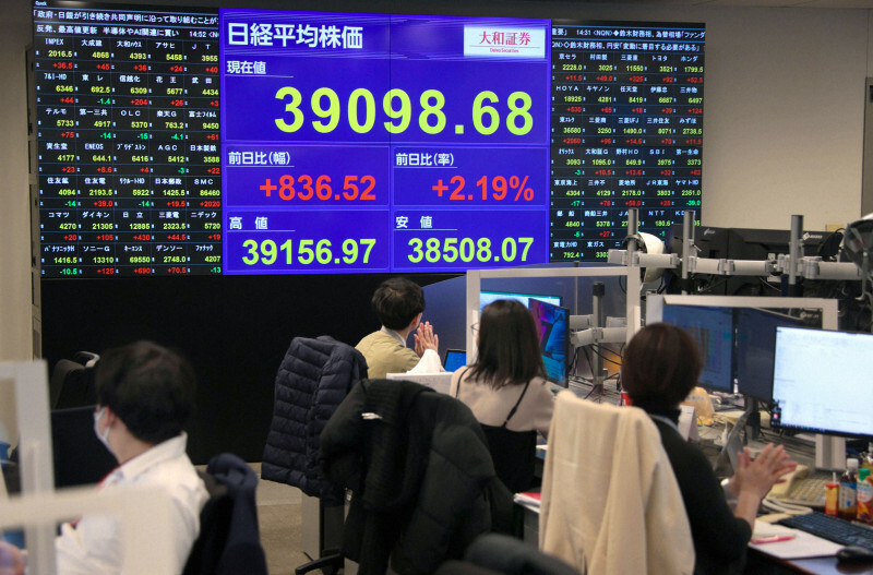 日経平均株価の終値が史上最高値となり、拍手に包まれる大和証券のディーリングルーム＝東京都千代田区の大和証券で2024年2月22日午後3時、渡部直樹撮影