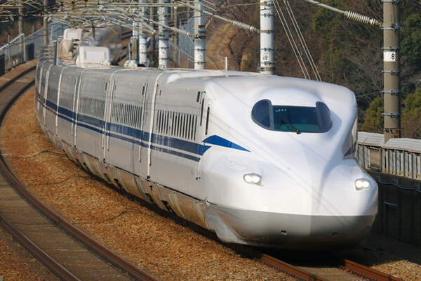 東海道新幹線（画像：写真AC）。