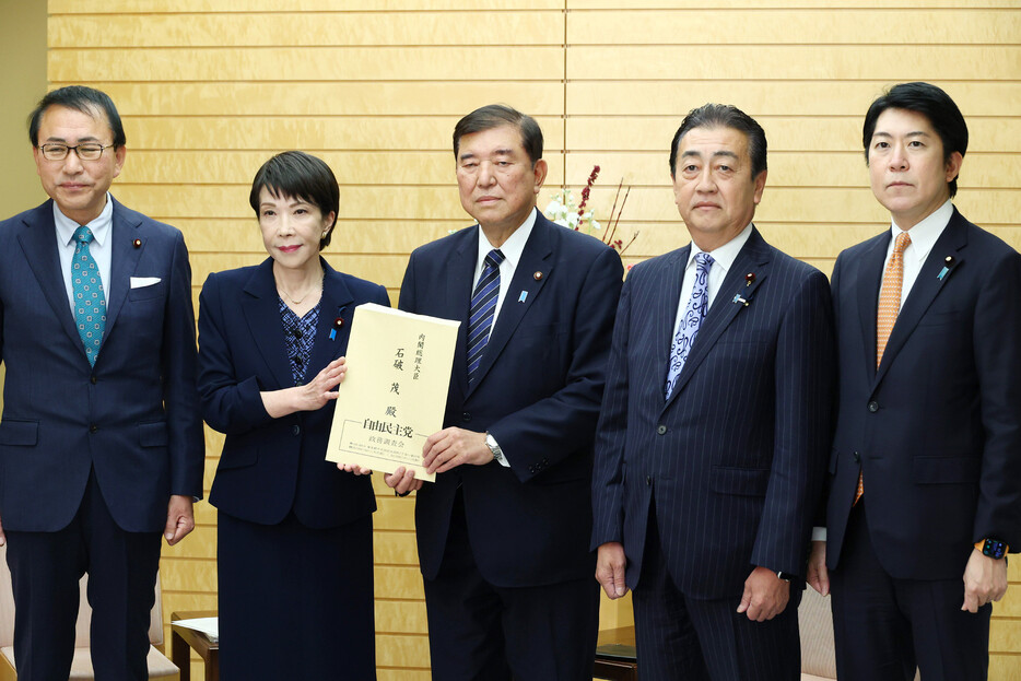 自民党の高市早苗前経済安全保障担当相（左から２人目）は１１日、石破茂首相（中央）と首相官邸で会談し、闇バイト対策に関する党の緊急提言を手渡した。首相は早急に対応する考えを示した。　