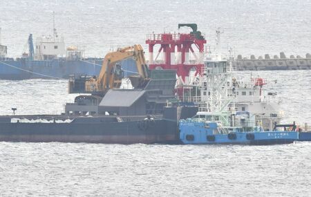 軟弱地盤の改良工事のため沖縄県名護市の大浦湾の海底に砂を敷く作業を始めるトレミー船=28日午後1時46分（下地広也撮影）