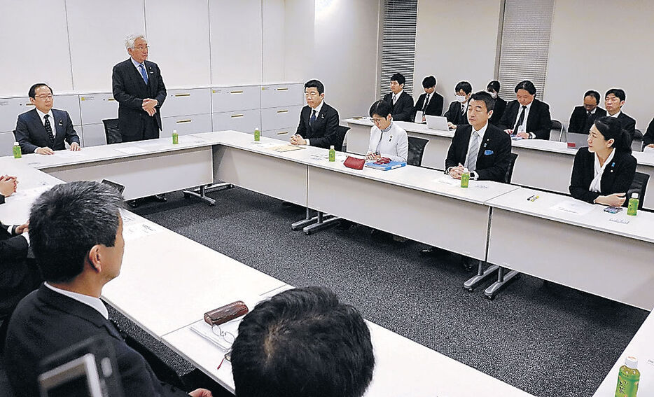 北陸新幹線敦賀以西の延伸について協議した会合＝国会内