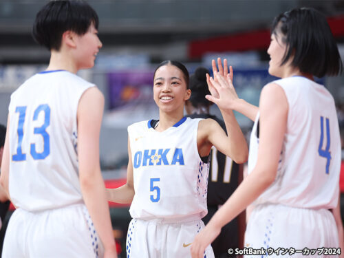 ハイタッチする桜花学園の三國ソフィアエブスと阿部心愛［写真］＝SoftBank ウインターカップ2024