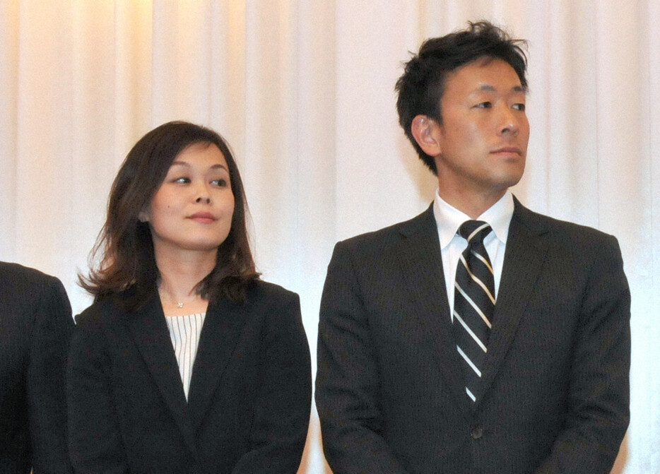 元長野県議の丸山大輔被告（右）と妻希美さん＝長野県塩尻市で2019年4月7日、宮坂一則撮影