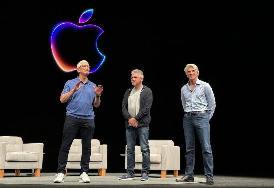 2024年にアップルのクパティーノ本社で開催された「WWDC 24」。トークセッションの壇上にはCEOのティム・クック氏（画像左）のほか、ジョン・ジャナンドレア氏（画像中央）、クレイグ・フェデリギ氏（画像右）が登壇しました