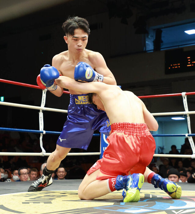 １回TKO勝利の山本愛翔(左）。左フックで最初のダウンを奪う（カメラ・堺　恒志）