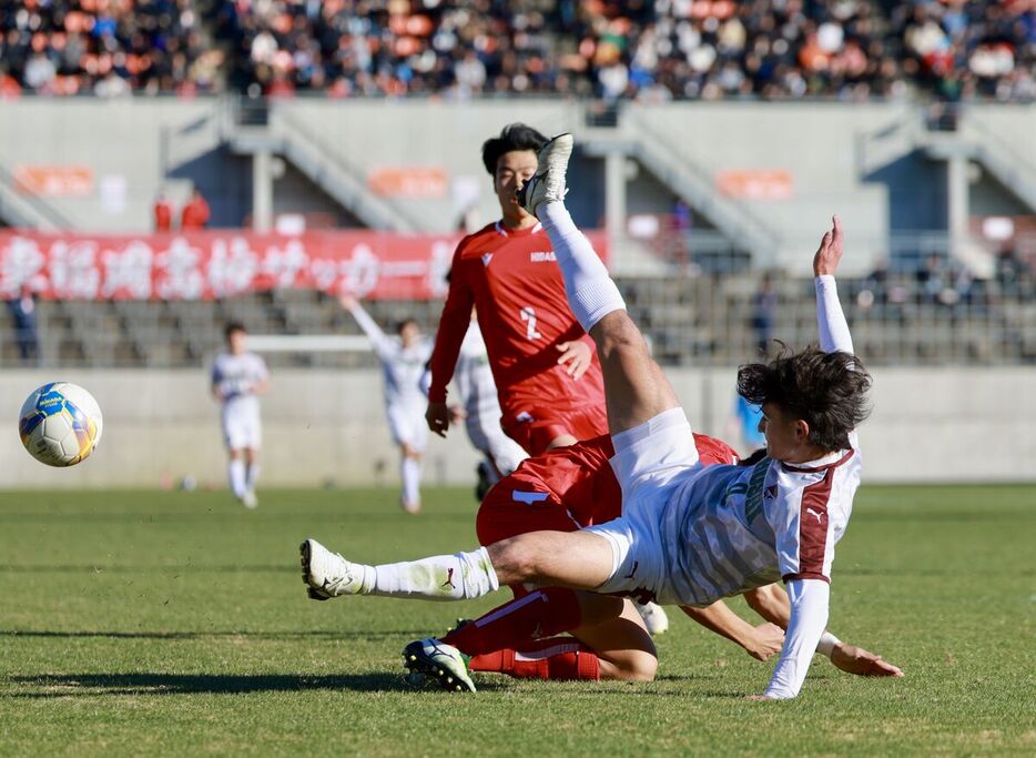 前半、激しく競り合う尚志・矢崎レイス（右）と東福岡・山禄涼平(カメラ・小林　泰斗)