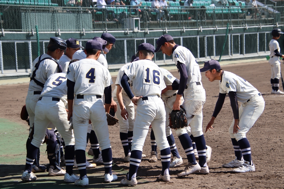 円陣を組む大野ナイン（秋季北信越大会から）