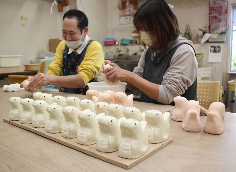 続々と仕上がっている来年のえと「巳」の置物（京丹後市網野町網野・四つ葉ハウス）