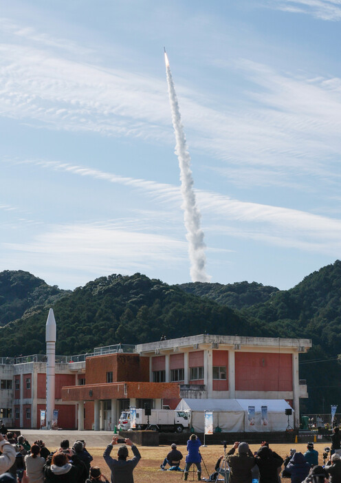 宇宙開発ベンチャーのスペースワンは１８日午前、小型ロケット「カイロス」２号機を「スペースポート紀伊」（和歌山県串本町）から打ち上げたが、約３分後に飛行中断措置を発動。初号機に続き、打ち上げは失敗した。