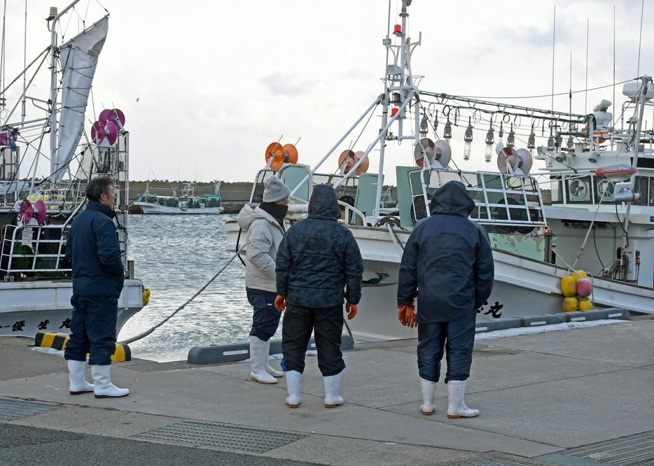 行方不明となっている男性船長の捜索中、心配そうに海を見つめる地元漁師＝20日午前8時33分