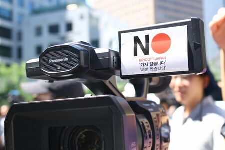 2019年、韓国では日本製品の不買運動を訴える「NO JAPAN」運動が広がった。写真は「NO JAPAN」のステッカーが貼られた韓国メディアの日本製ビデオカメラ＝2019年8月14日、韓国・ソウル（写真：ＮＮＡ／共同通信イメージズ）