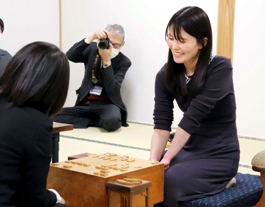 感想戦で対局を振り返る川又女流初段（右＝カメラ・筒井　政也）