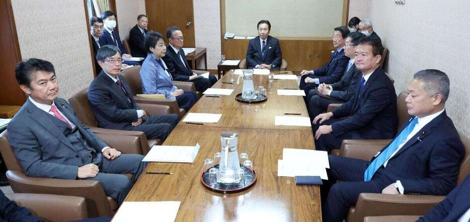 衆院憲法審査会幹事会に臨む与野党の議員。中央は立憲民主党の枝野幸男会長＝13日午前、国会内（春名中撮影）