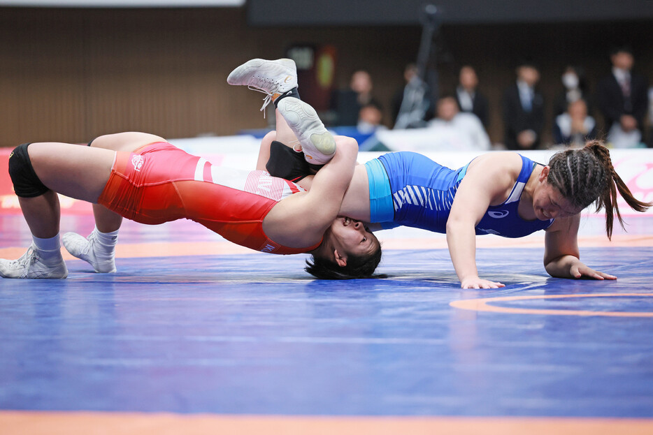 全日本レスリング。女子６８キロ級決勝で、吉武まひろ（右）からポイントを奪う石井亜海＝１９日、東京・代々木第２体育館