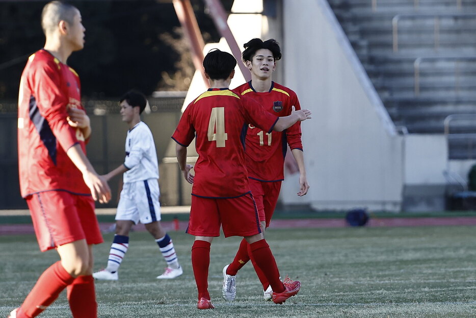 巧みなヘディングで先制点を奪った札幌大谷高FW真浦劉(3年、11番)(写真協力=高校サッカー年鑑)(HIGH SCHOOL SOCCER YEARBOOK)