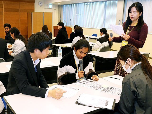 外国人に伝わりやすい日本語について理解を深めた研修会＝県警本部