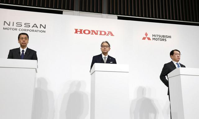 会見に臨む（左から）日産自動車の内田誠社長、ホンダの三部敏宏社長、三菱自動車の加藤隆雄社長=2024年12月23日午後5時1分、東京都中央区、上田幸一撮影